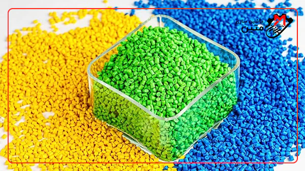 یک شیشه حاوی گرانول بادی سبز بین گرانولهای بادی در رنگهای زرد و آبی